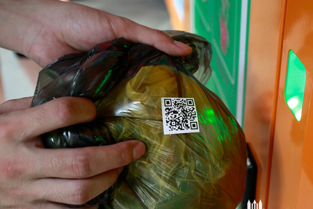 扫描垃圾袋上的二维码，，，翻开箱门，，，投放垃圾